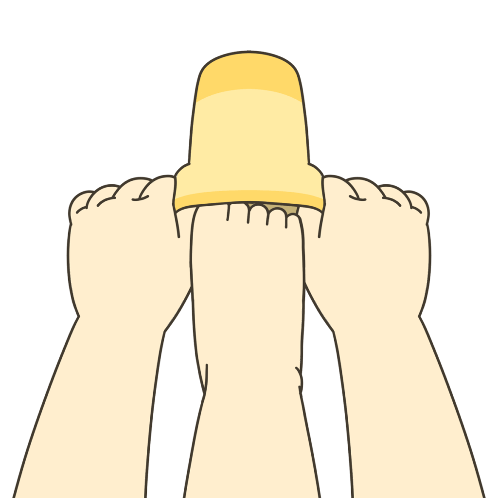 くつしたの中に足のつま先を入れている様子